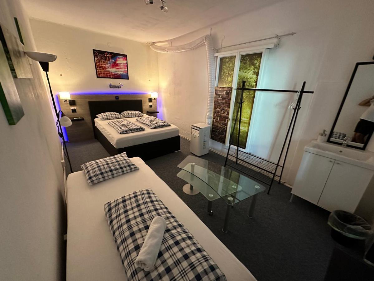 Hostel Lovely Rooms, City Center, Shared Bathroom, Windows To Corridor Філлах Екстер'єр фото