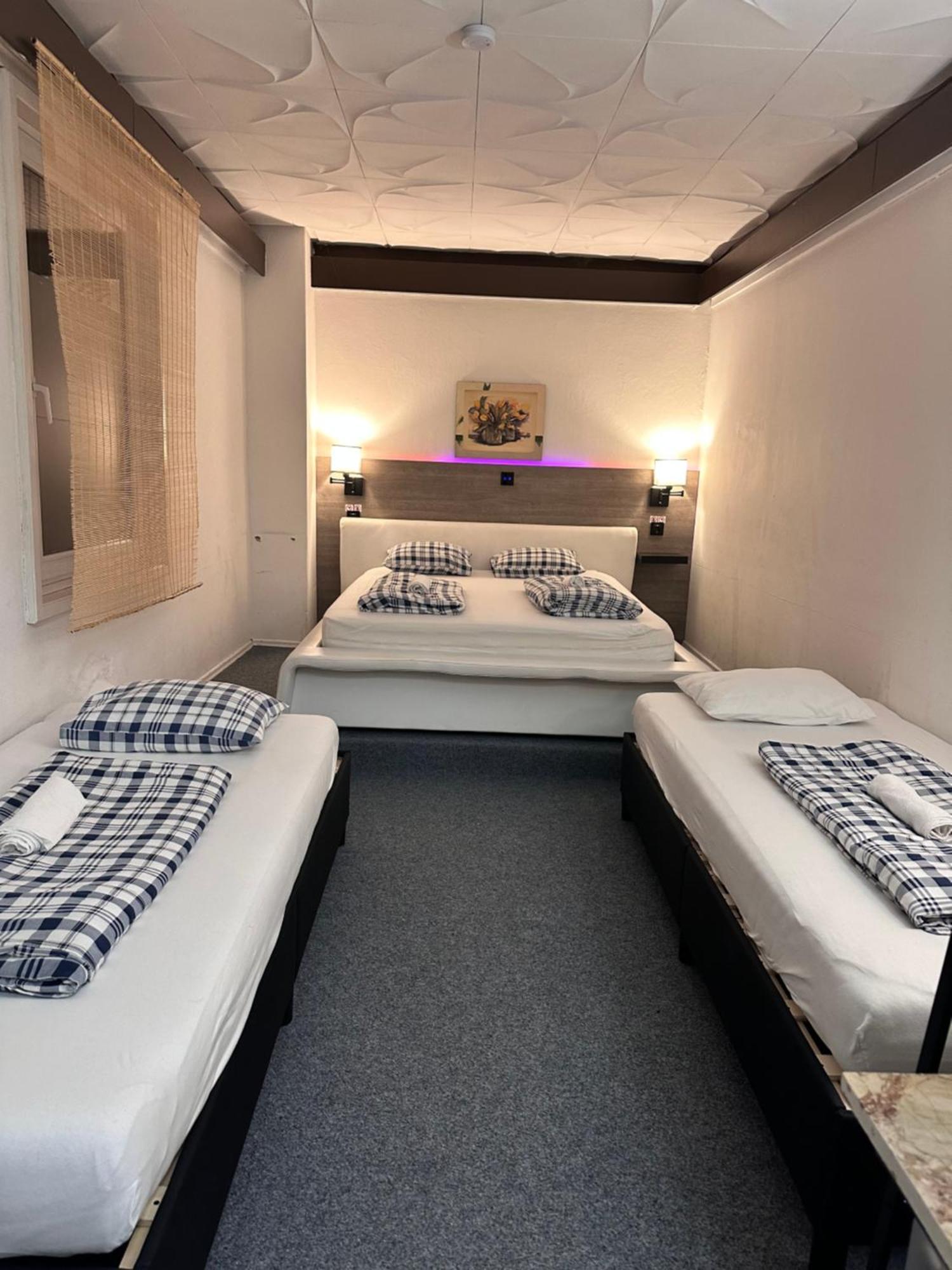 Hostel Lovely Rooms, City Center, Shared Bathroom, Windows To Corridor Філлах Екстер'єр фото