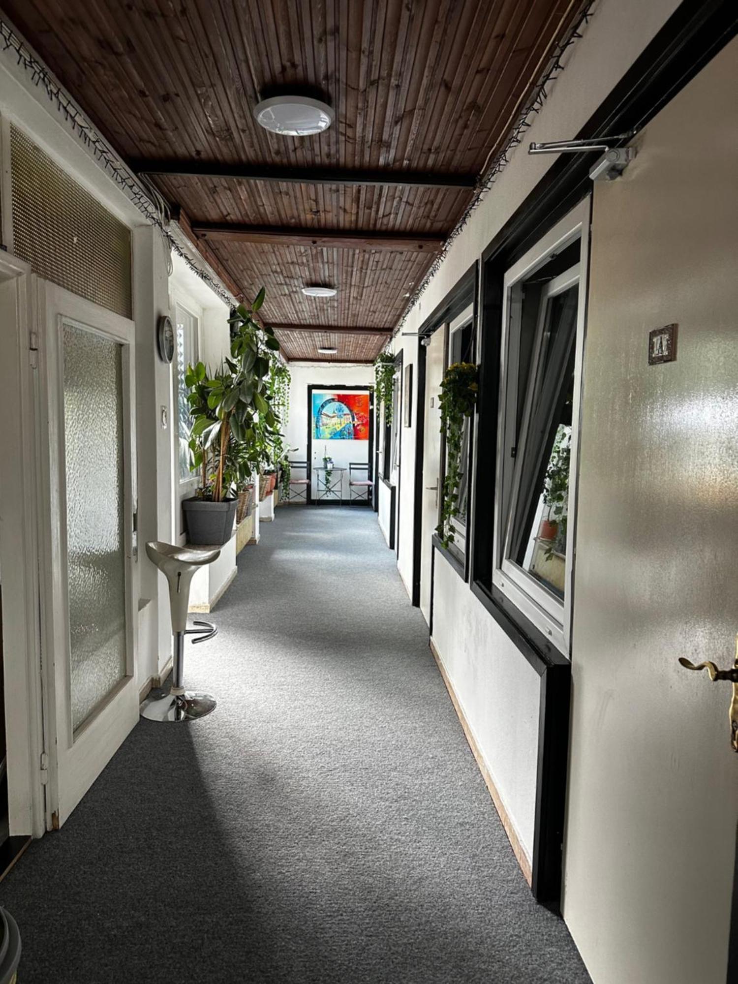 Hostel Lovely Rooms, City Center, Shared Bathroom, Windows To Corridor Філлах Екстер'єр фото