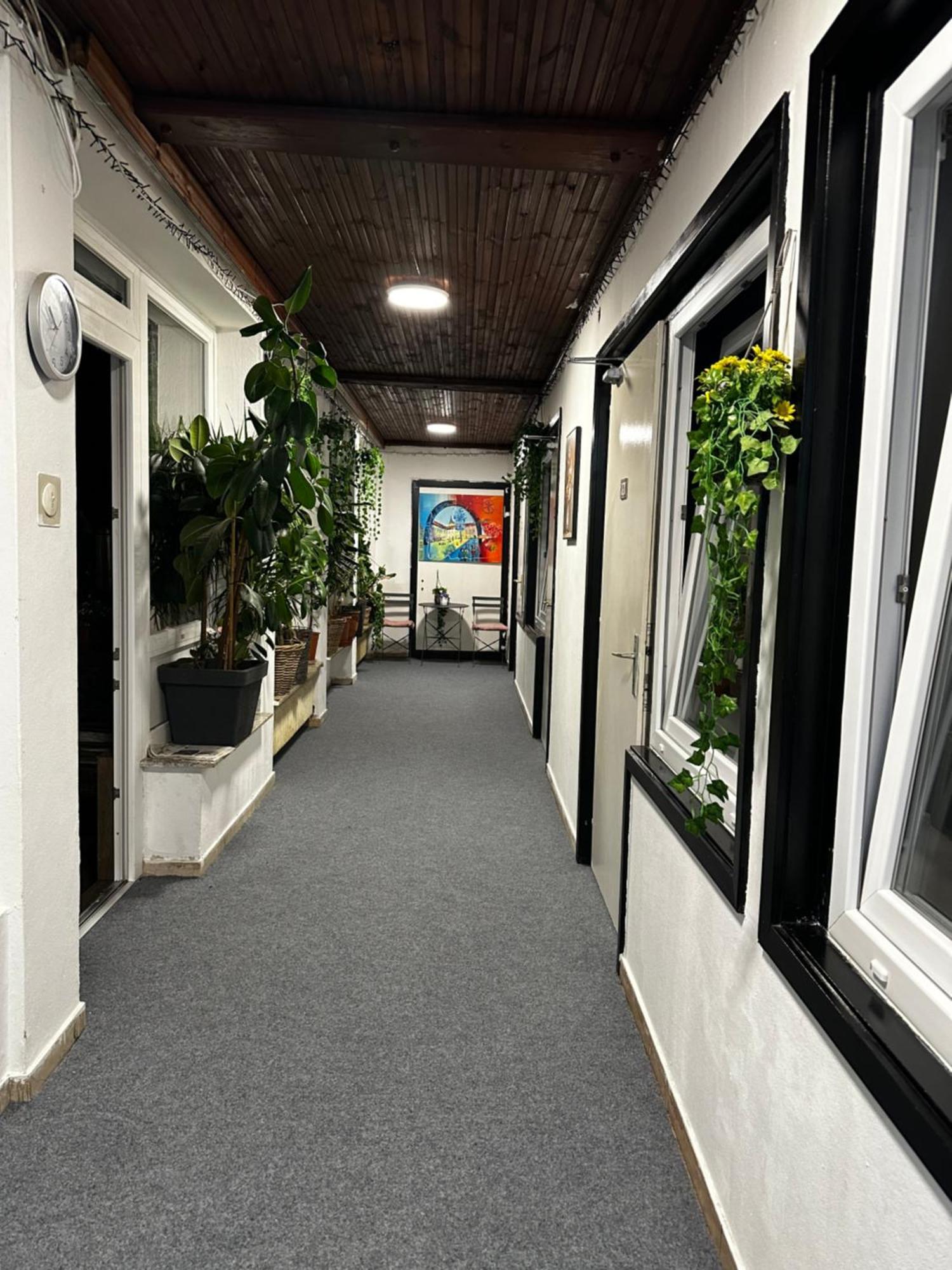 Hostel Lovely Rooms, City Center, Shared Bathroom, Windows To Corridor Філлах Екстер'єр фото